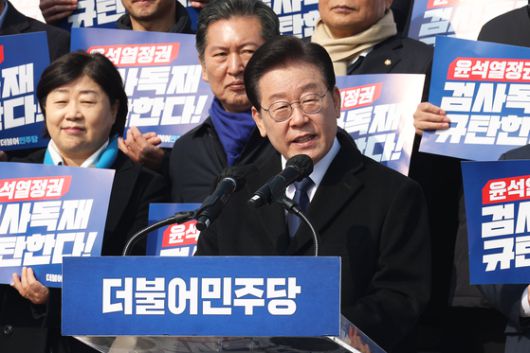 이창수 서울중앙지검장의 사의 표명 이후 검찰 내부 분위기가 술렁이고 있다. 더불어민주당이 주도하는 검찰 해체와 검사 개인에 대한 파면 제도 등을 우려하는 목소리가 커지면서다. 연합뉴스