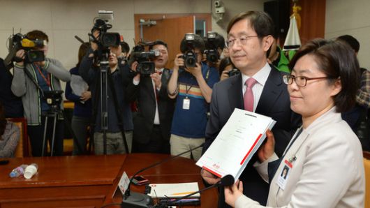 2014년 4월 14일, 국민건강보험공단 측이 서울 마포구 건보공단 대회의실에서 담배회사를 상대로 한 손해배상청구 소장을 제출하기 전 기자회견을 열고 소장을 들어보이고 있다. 뉴스1