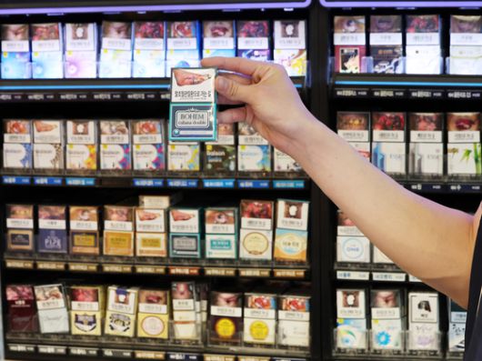 22일 서울 시내 한 편의점에서 직원이 담배를 정리하고 있다. 뉴스1