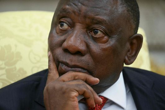 시릴 라마포사 남아공 대통령이 21일(현지시간) 백악관에서 트럼프 미국 대통령과 회담하는 동안 심각한 표정으로 '백인 농부 학살' 의혹과 관련한 영상물을 지켜보고 있다. AFP=연합뉴스