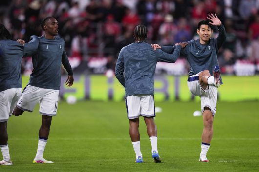 유로파리그 결승을 앞두고 몸을 푸는 손흥민(오른쪽). [AP=연합뉴스]