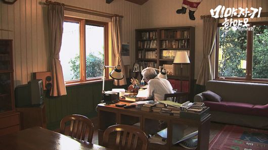 미야자키 하야오의 작업실. 다큐에선 그가 손으로 그림을 그리는 장면은 물론, 마지막 셀 애니메이션인 모노노케 히메의 작업 과정도 볼 수 있다. 사진 스튜디오디에이치엘