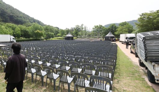 노무현 전 대통령 서거 16주기 추도식을 하루 앞둔 22일 경남 김해시 진영읍 봉하마을에 추도식 준비가 한창이다. 연합뉴스