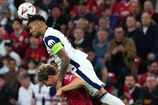 그라운드 안팎에서 헌신하며 주장 손흥민을 보좌한 로메로(위). AFP=연합뉴스