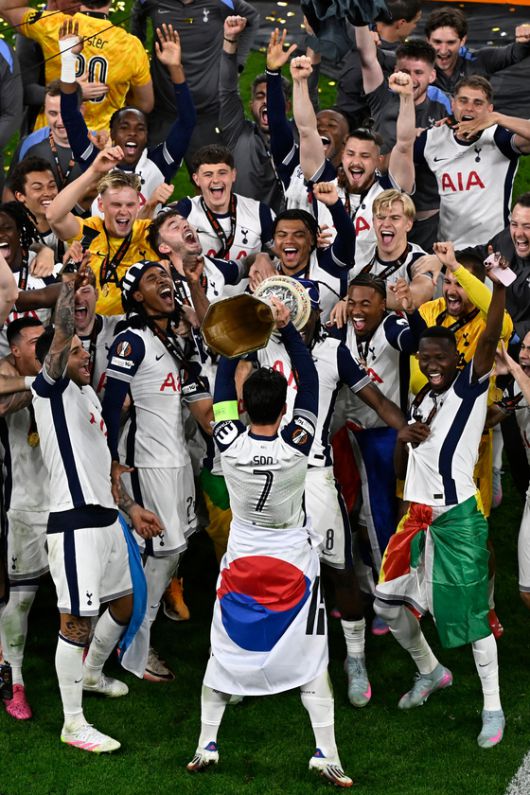 손흥민이 22일 스페인 빌바오에서 열린 2024~2025시즌 유럽축구연맹( UEFA ) 유로파리그 시상식에서 우승 트로피를 번쩍 들어 올리며 환호하고 있다. AFP=연합뉴스