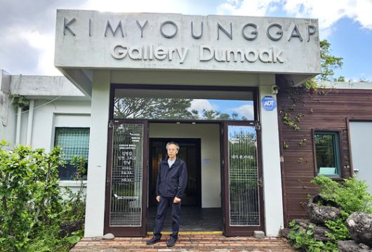김영갑갤러리 박훈일 관장. 20년 전 김영갑이 세상을 뜬 뒤 죽 갤러리 살림을 맡고 있다.