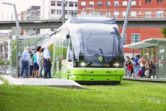 잔디 위를 달리는 빌바오 시내의 트램.