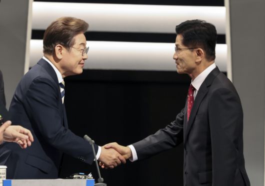 이재명 더불어민주당(왼쪽), 김문수 국민의힘 대통령 후보가 23일 서울 영등포구 KBS본관 스튜디오에서 중앙선거방송토론위원회 주관 제21대 대통령선거 2차 후보자 토론회 시작에 앞서 악수하고 있다. 뉴스1