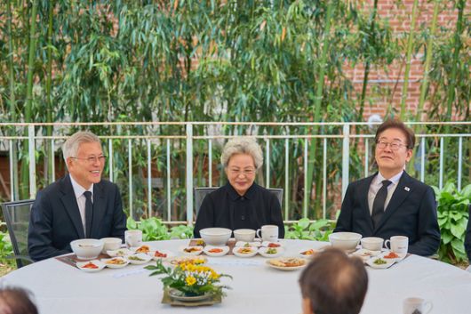 이재명 더불어민주당 대통령 후보가 고 노무현 전 대통령 서거 16주기인 23일 경남 김해시 진영읍 봉하마을을 찾아 노 전 대통령 묘역에 참배하고 있다.