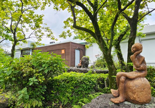 두모악 입구에 놓인 토우. 생전의 김영갑을 형상화했다.