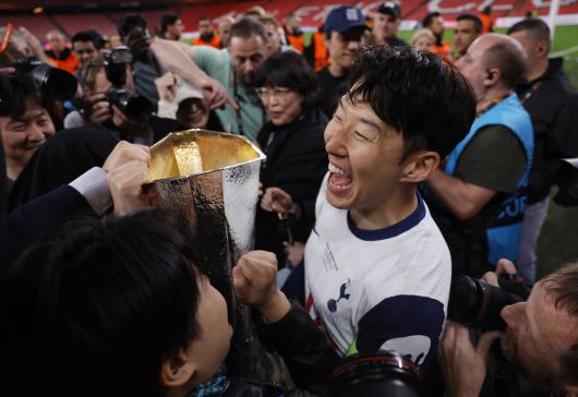 유로파리그 우승 후 기뻐하는 손흥민. [로이터=연합뉴스]