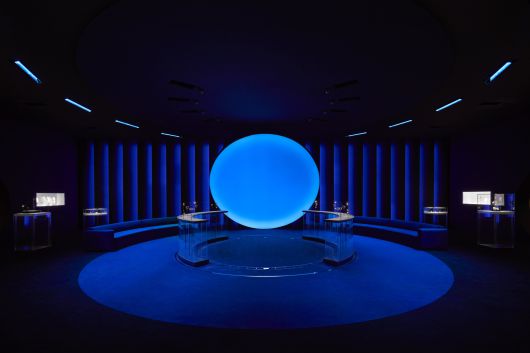 J12 블루 출시에 맞춰 푸른색으로 꾸민 워치스&원더스 박람회 샤넬 부스 전경. 사진 샤넬