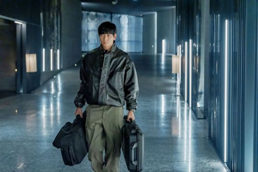 강동원은 국적불명의 특수요원 산호로 분해 한반도의 미래를 위협하는 거대한 사건을 파헤친다. 사진 디즈니 플러스