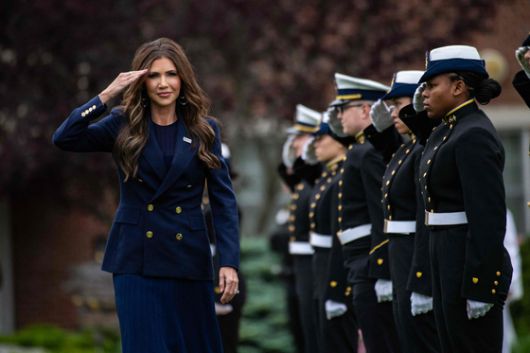크리스티 노엠 미국 국토안보부 장관이 지난 21일 코네티컷주에서 열린 미국 해안경비대 사관학교 144기 졸업식에 참석해 거수 경례를 하고 있다. AFP=연합뉴스