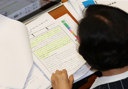 추미애 더불어민주당 의원이 도이치모터스 자료를 살피고 있다. 추 의원은 법무부 장관 당시 검찰총장이던 윤석열 전 대통령의 배우자가 연루된 도이치모터스 주가 조작 사건에서 검찰총장의 수사 지휘권을 박탈했다. [연합뉴스]