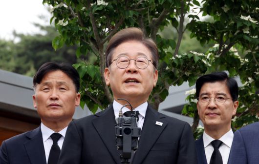 이재명 더불어민주당 대선 후보가 고 노무현 대통령 16주기 인 23일 오후 경남 김해 봉하마을에서 묘역 참배를 마치고 권양숙 여사를 예방해 문재인 전 대통령과 함께 오찬을 하고 있다.