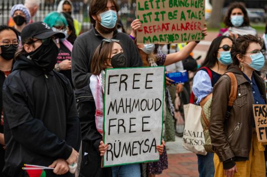 친팔레스타인 시위대가 지난달 25일 하버드대 밖에서 가자지구 전쟁에 대한 하버드대의 입장을 묻는 시위를 벌이고 있다. AFP=연합뉴스