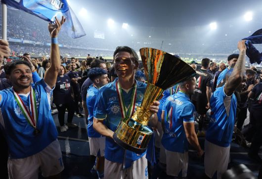 우승컵을 든 맥토미니(가운데). [로이터=연합뉴스]