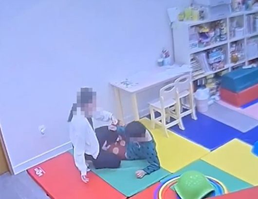 지난해 하반기 부산의 한 언어발달센터 치료실 내부 모습. 교사가 체중을 실어 목 뒷덜미를 짓누르자 피해 아동이 괴로워하며 몸을 빼내고 있다. 사진 피해아동 보호자