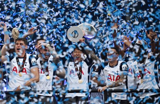 유로파리그 우승 퍼레이드에서 우승컵을 들어 올리는 손흥민(가운데). [로이터=연합뉴스]