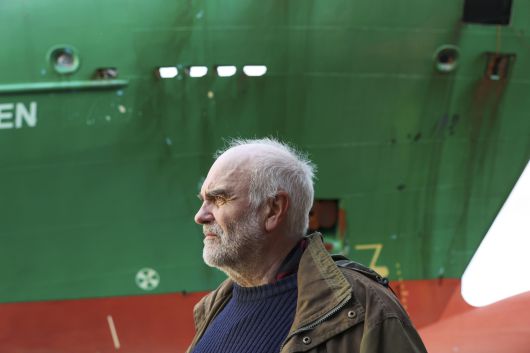 지난 22일(현지시간) 노르웨이 트론헤임에 있는 요한 헬베르그(앞)의 주택 앞마당에 길이 135m인 컨테이너선 ‘NCL 살텐’(뒤)이 좌초했다. AP=연합뉴스