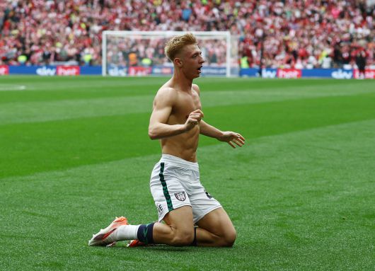 극장골을 터트린 선덜랜드 톰 왓슨은 유니폼 상의를 벗고 무릎 슬라이딩 세리머니를 펼쳤다. [로이터=연합뉴스]