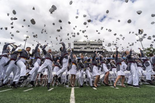미국 육군사관학교 졸업 생도들이 24일(현지시간) 뉴욕주 웨스트포인트에서 열린 육사 졸업식에서 모자를 하늘 높이 던지며 자축하고 있다. AP=연합뉴스