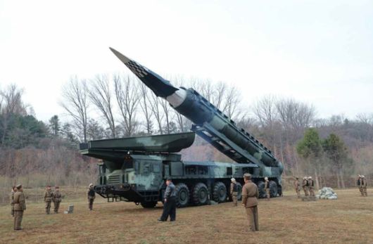 지난해 4월 2일 북한의 화성포-16나 극초음속 미사일 시험 발사 장면. 북한은 이처럼 이동형 미사일 발사대(TEL)로 미사일 전력을 옮겨 다닌다. 이 같은 TEL을 노린 게 킬체인이다. 뉴스1