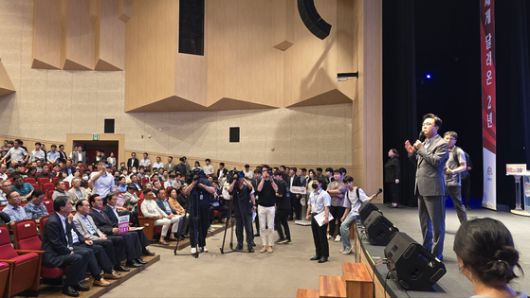 지난해 8월 26일 충남 청양문화예술회관에서 열린 쳥양군민과의 간담회에서 김태흠 충남지사(오른쪽)가 지천댐 건설 당위성을 설명하고 있다. 신진호 기자