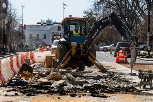 2025년 3월 12일, 백악관을 배경으로 한 굴착기가 워싱턴 DC의 흑인의 생명도 소중하다는 광장에 포크레인으로 철거 작업을 하고 있다. AP=연합뉴스