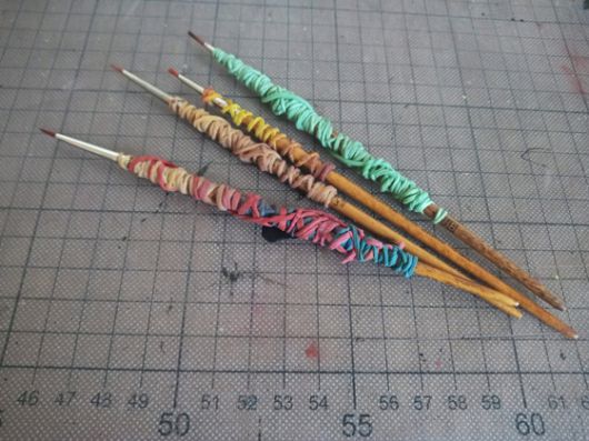 그림 가운데 면은 세필로 물감을 쌓아올리듯 그린다. 사진 오정근