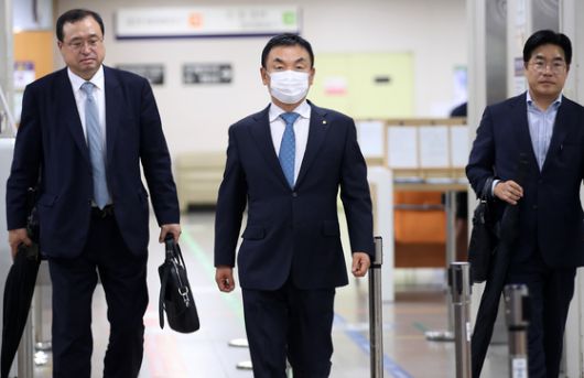 도이치모터스 권오수 전 회장이 지난해 7월 2일 서울중앙지법에서 열린 '주가 조작' 의혹 재판에 출석하고 있다. 연합뉴스