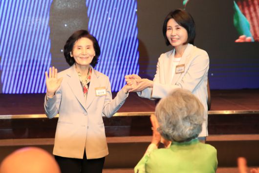 (서울=뉴스1) = 이재명 더불어민주당 대통령 후보의 부인 김혜경(오른쪽) 여사와 김문수 국민의힘 대통령 후보의 부인 설난영 여사가 지난 12일 서울 중구 신라호텔에서 열린 중앙신도회 창립 70주년 기념식에 참석해 손을 잡고 있다. (조계종 제공. 재판매 및 DB 금지) 2025.5.13/뉴스1