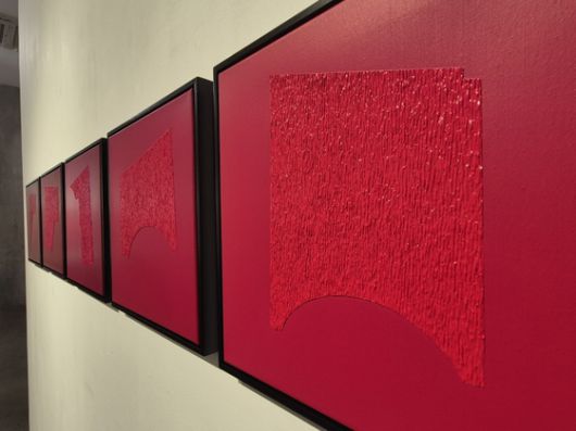 매끈한 바탕과 세필로 쌓듯이 올린 가운데 면의 대조. 권근영 기자