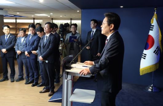 이재명 더불어민주당 대통령 후보가 캐스팅보트인 충청권 공략에 나선 25일 오후 충남 당진전통시장을 찾아 지지를 호소하고 있다. 뉴스1