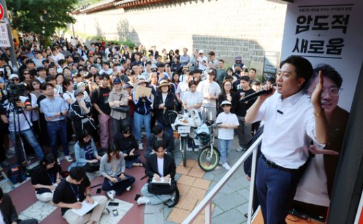 개혁신당 이준석 대선후보가 25일 서울 종로구 종묘 인근 서순라길 한 매장에서 시민들과 인사하고 있다. 연합뉴스