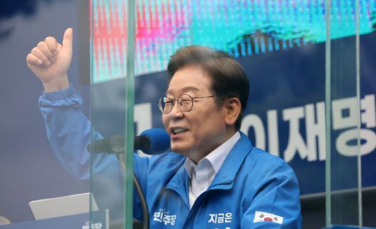 이재명 더불어민주당 대선후보가 지난 22일 경남 양산 워터파크공원에서 열린 유세에서 연설하고 있다. 김성룡 기자