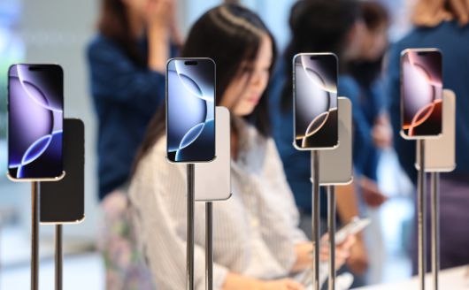 서울 중구 명동 애플스토어에서 시민들이 이날 출시된 애플의 스마트폰 '아이폰 16시리즈'를 살펴보고 있다. 뉴스1