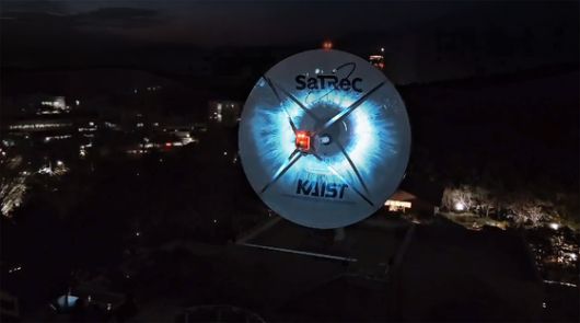 4월 9일, 송출 현장에 참석한 이진준 카이스트 문화기술대학원 교수(오)와 가수 지드래곤(가운데). 사진 갤럭시 코퍼레이션