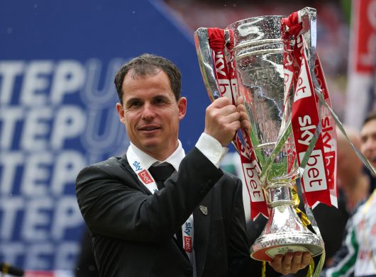 트로피를 들어올리는 레지스 르 브리 선덜랜드 감독. [로이터=연합뉴스]