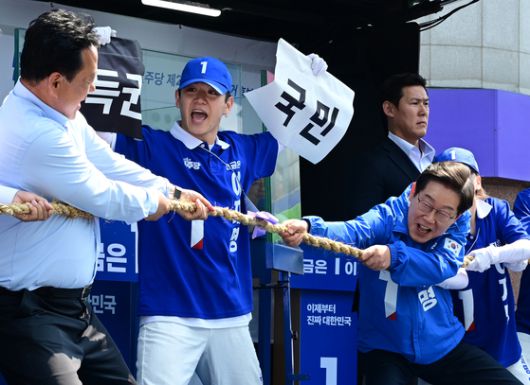 이재명 더불어민주당 대통령 후보가 캐스팅보트인 충청권 공략에 나선 25일 충남 당진전통시장을 찾아 지지를 호소하고 있다. 김성룡 기자