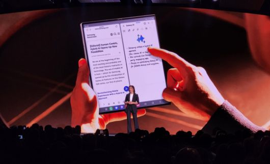 아니카 비존 영국 법인 MX사업부 마케팅 부문 디렉터가 지난해 7월 10일 프랑스 파리 루브르 박물관에서 열린 갤럭시 언팩 2024에서 삼성 AI에 대해 설명하고 있다. 연합뉴스