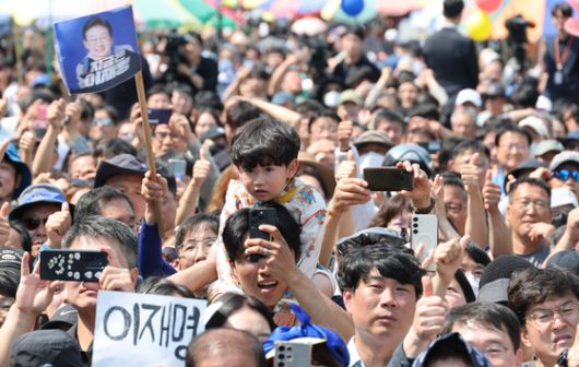 이재명 더불어민주당 대선 후보의 지지자들이 25일 충남 당진시 당진전통시장 앞 유세장에서 이재명을 연호하고 있다. 김성룡 기자