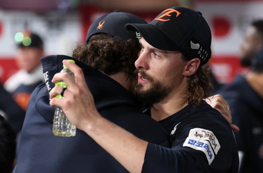 폰세와 포옹하는 라이언 와이스. 뉴스1