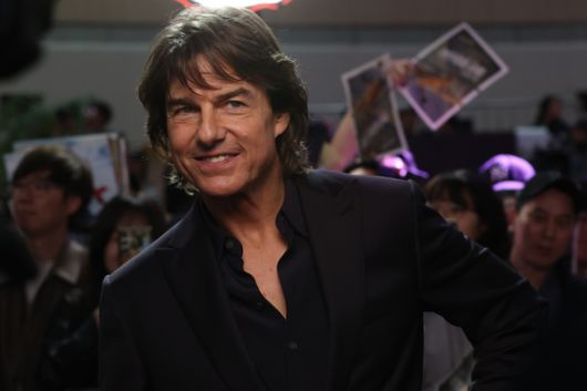 할리우드 배우 톰 크루즈가 8일 서울 송파구 롯데월드 아이스링크에서 열린 영화 ‘미션 임파서블:파이널 레코닝’ 레드카펫 행사에서 인터뷰를 하고 있다. 연합뉴스