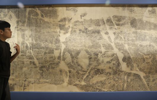지난 3월 서울 중구 동국대 박물관에서 열린 특별전 '보묵천향(寶墨天香)―보배로운 먹, 하늘의 향기' 개막식에서 참석자가 '반구대 암각화 탁본'을 살펴보고 있다. 연합뉴스