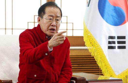 윤석열 전 대통령 부부 공천 개입 의혹의 핵심 인물인 명태균 씨와 참고인 신분으로 소환된 김영선 전 의원이 지난달 29일 오전 검찰 조사를 받기 위해 서울 서초구 서울고검 청사로 출석하고 있다. 뉴스1