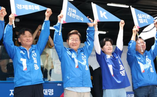 이재명 더불어민주당 대선후보가 26일 오후 경기 용인 단국대 죽전캠퍼스 앞에서 열린 유세에서 지지를 호소하고 있다. 김성룡 기자