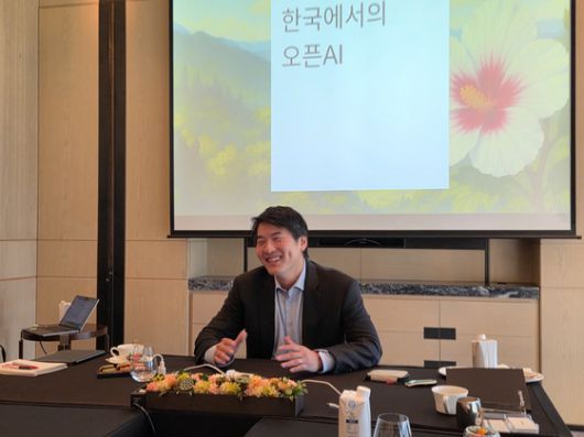 26일 서울 종로구 포시즌스호텔에서 오픈AI의 제이슨 권 최고전략책임자(CSO)가 발표를 진행하고 있다. 김남영 기자