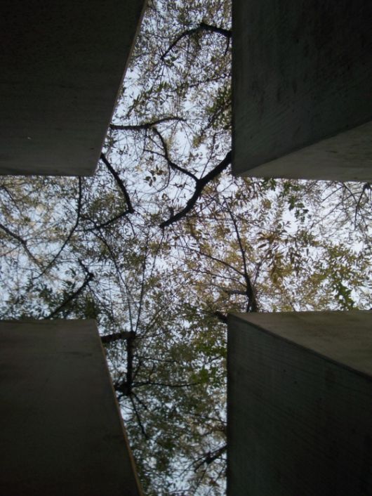 오정근은 유대인박물관에서 하늘을 보고 찍은 사진. [사진 조은숙갤러리·오정근]